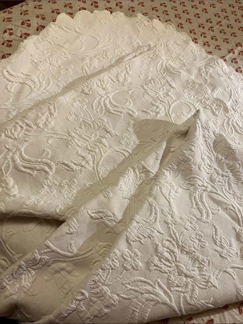 Cotton Matelasse floral bedspread Twin with scalloped edges